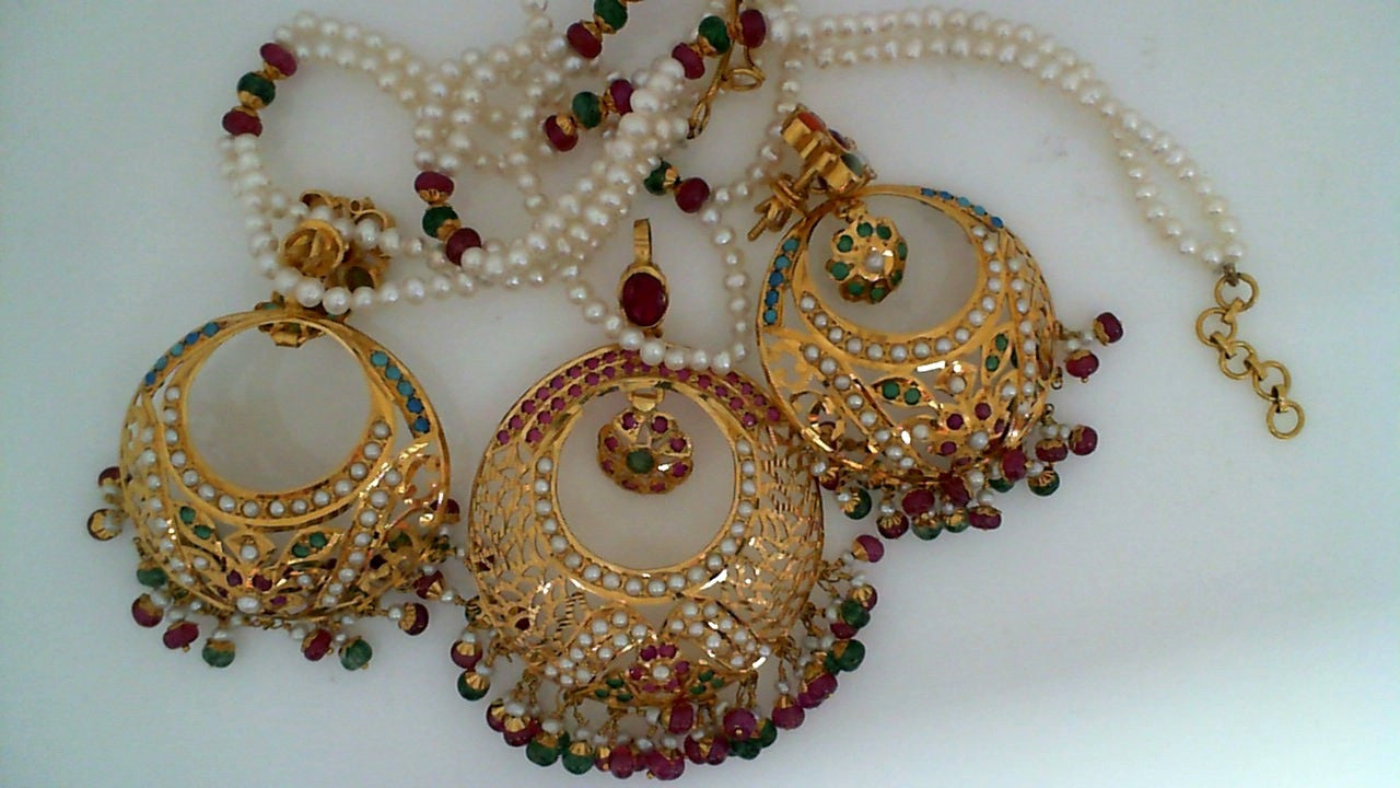 22 KT Yellow Gold Pendant and Chain